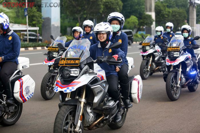 Para polwan Brigade Motor Polda Metro Jaya berlatih mengendarai BMW R 1200 GS