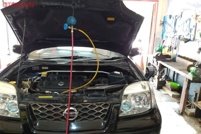 Proses pengisian freon AC mobil, jangan sampai kebanyakan