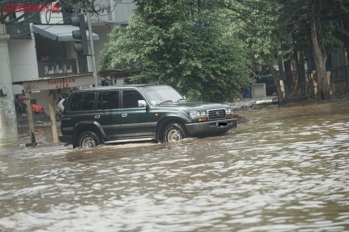 Ilustrasi Mobil melewati banjir
