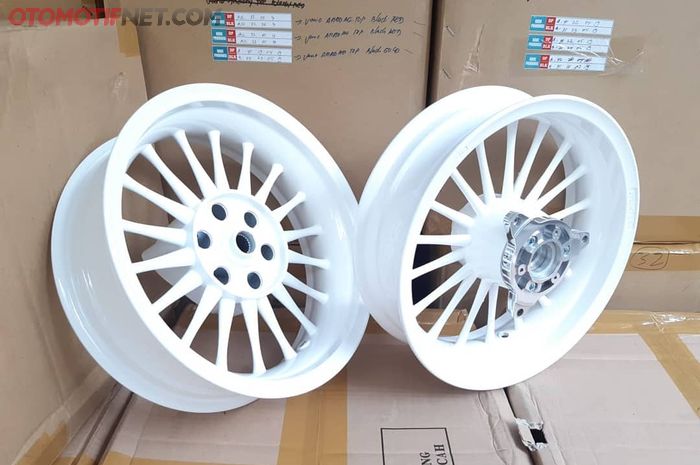 Velg Power Nmax warna putih.