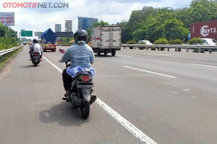 Ilustrasi. motor masuk jalan tol.