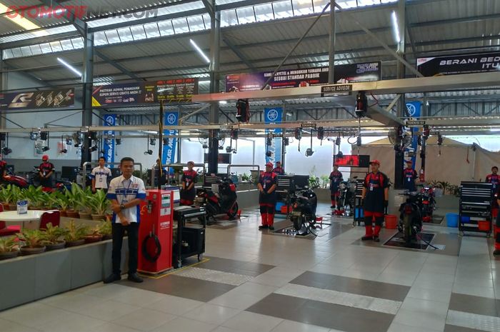 Suasana bengkel resmi Yamaha Mekar Motor Service Center Cibinong