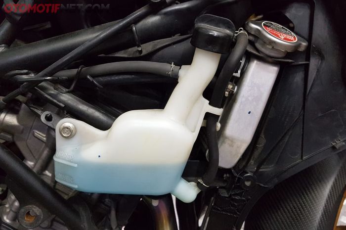 Ilustrasi tabung reservoir cairan radiator di motor