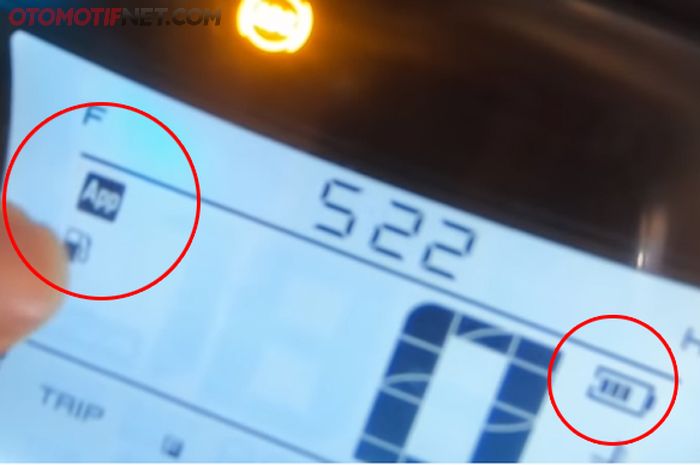 Dua indikator ini menujukan jika motor dan smartphone sudah terkoneksi melalui Y-Connect Yamaha NMAX 2020