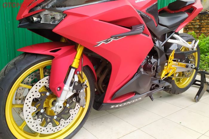 Modifikasi double cakram di Honda CBR 250 RR garapan 902 Garage. 