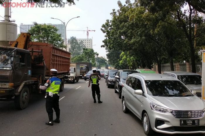 Petugas gabungan melakukan kegiatan pengecekan dalam rangka PSBB