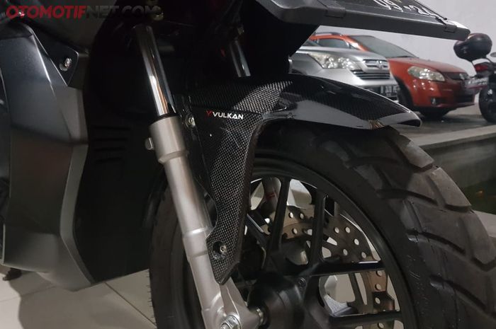 Sepatbor carbon Vulkan terpasang di Honda ADV150