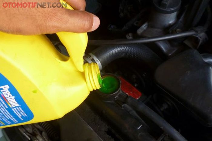 Ilustrasi air radiator atau coolant radiator di mobil diesel atau bensin