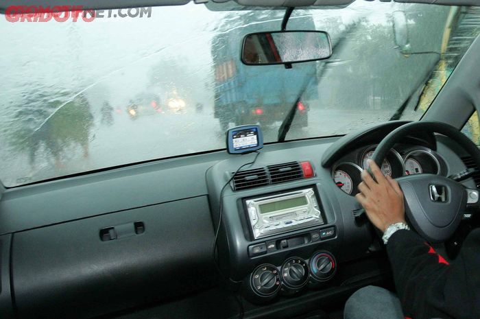 Awas, kaca mobil bekas kalian bisa jadi begini kondisinya di musim hujan (foto ilustrasi)