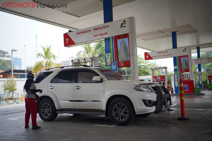 Mobil Diesel Isi Bahan Bakar di SPBU