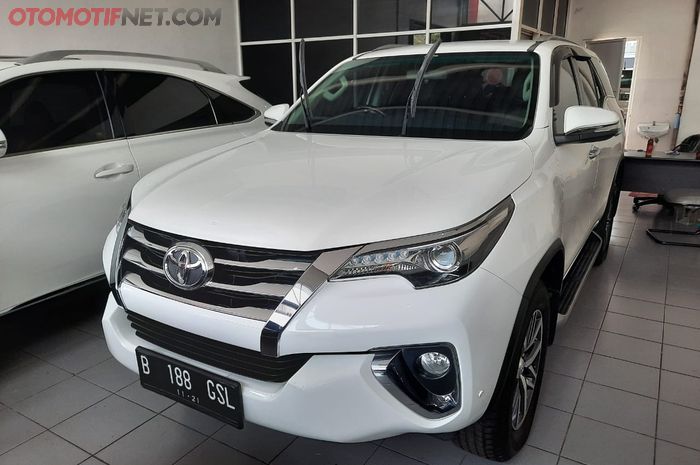 Toyota Fortuner VRZ di showroom simple auto