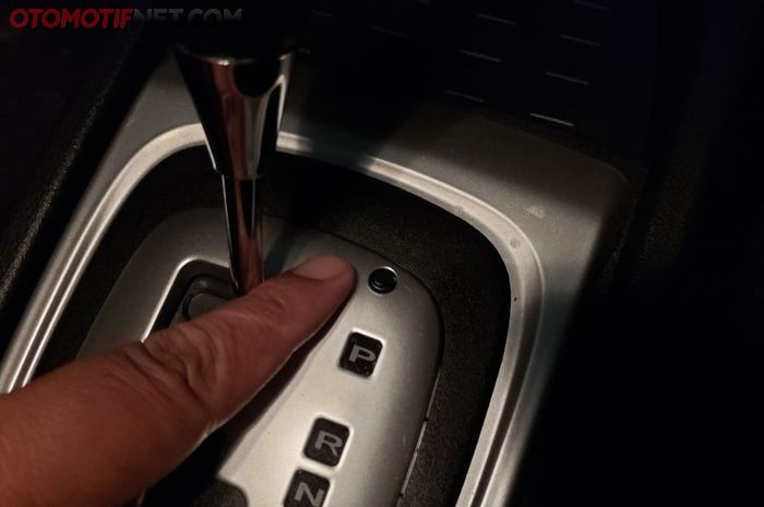 Fungsi tombol Shift Lock pada transmisi mobil matik