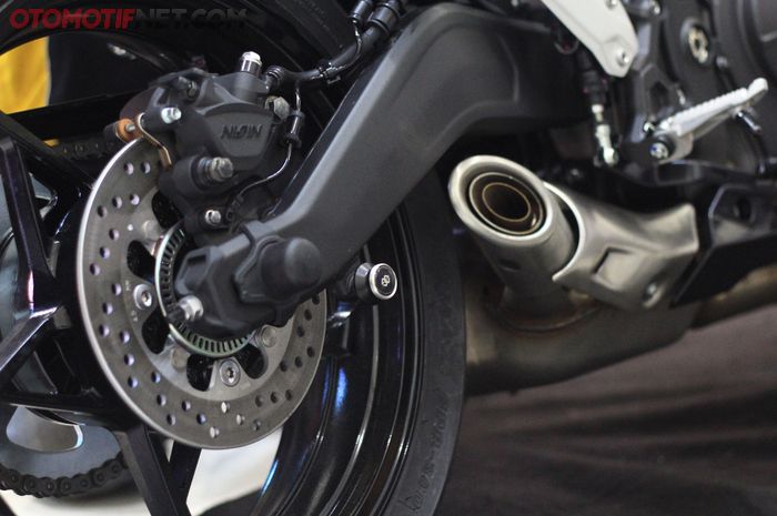 Kawasaki Ninja ZX-25R standar pasang paddock spool, bisa parkir keren ala motor balap