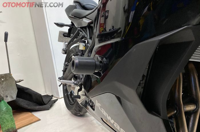 Kawasaki Ninja ZX-25R tipe standar aman pakai frame slider milik Sportisi Motorsport