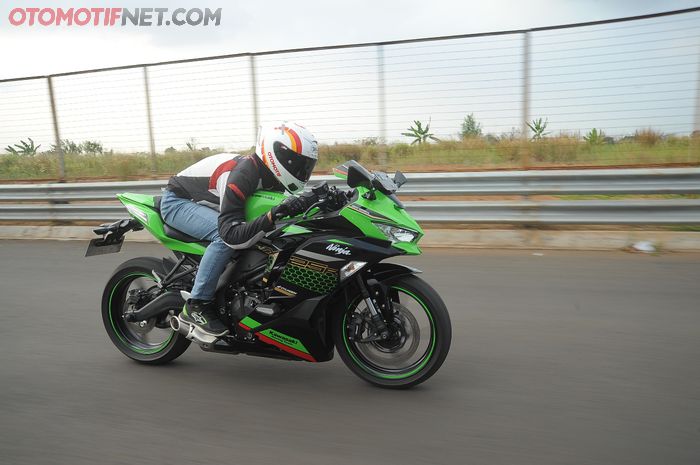 Ilustrasi Kawasaki Ninja ZX-25R