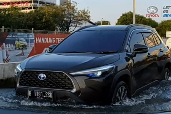 Toyota Corolla Cross Hybrid saat dites melewati genangan air