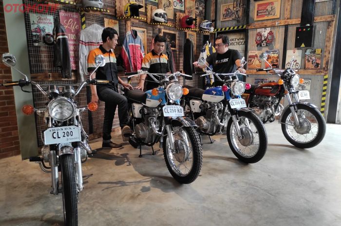 Motor Honda klasik seri CL Scrambler terpajang rapi di Pojok Kkasik, Bradjaningrad