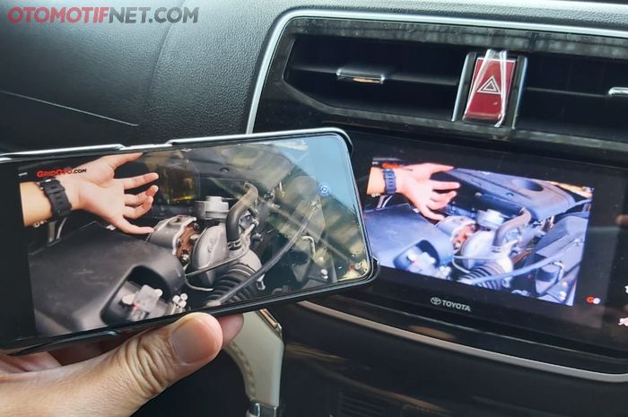 Mirroring handphone ke head unit Toyota Rush