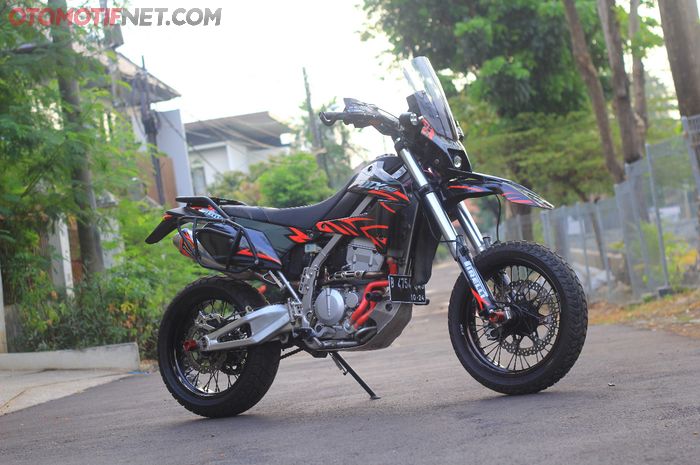 Modifikasi KLX250 menjadi supermoto karena jarang main off road