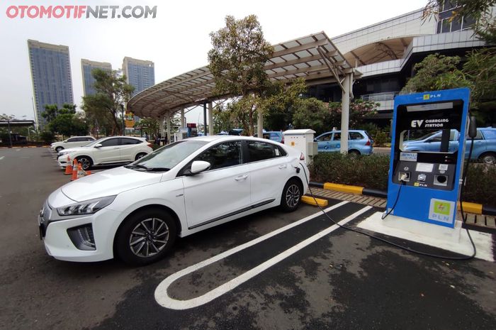 Hyundai Ioniq melakukan pengisian listrik di Mal AEON BSD