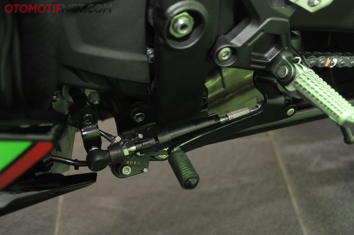 Quick shifter milik ZX-25R terasa lebih empuk dan halus