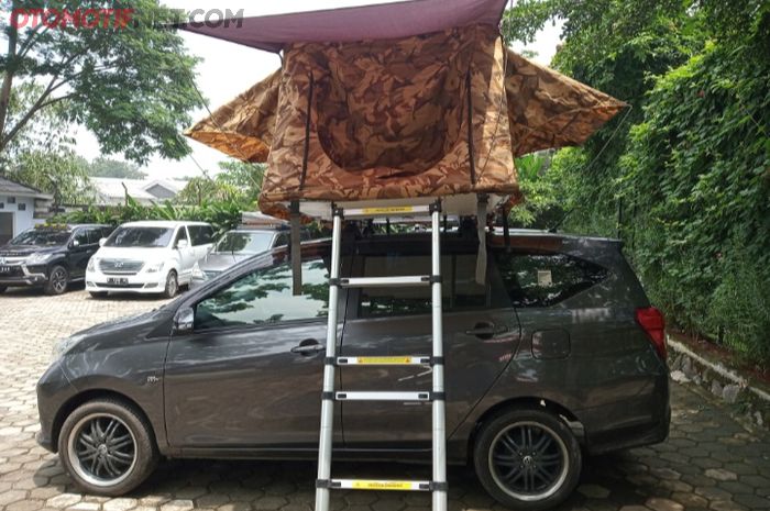 Rooftop tent Rangaroo Motoshop yang terpasang di Toyota Calya.