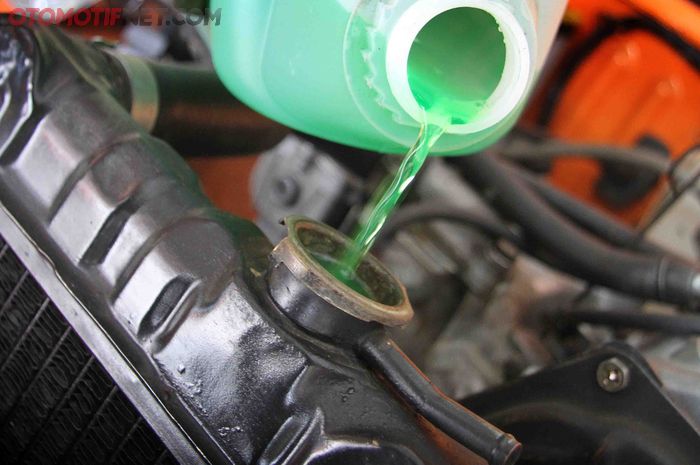 Ilustrasi air radiator mobil diesel jangan pakai air buangan AC