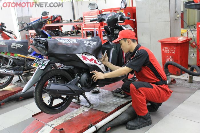 Ilustrasi servis sepeda motor Yamaha