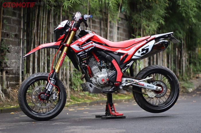 Honda CRF250 Rally kena modifikasi total, jadi supermoto berbaju CRF250L.