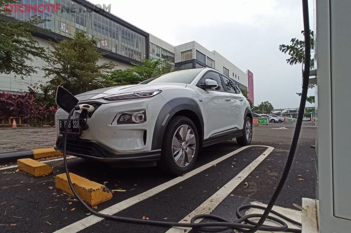 Hyundai Kona Electric sedang isi daya listrik di SPKLU dengan harga Rp 1.357 per Kwh