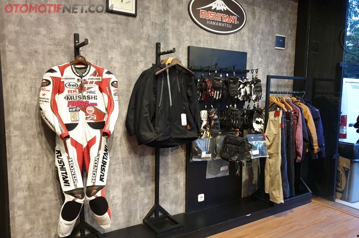Ragam apparel Kushitani di gerai RC Motogarage