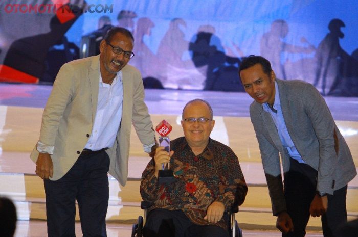 Helmy Sungkar menerima Lifetime Achievement Award MOTOR Plus 2018.