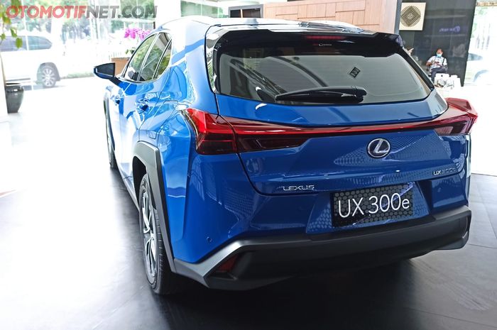 Pintu belakang Lexus UX 300e sudah punya fitur power tailgate dan kick sensor