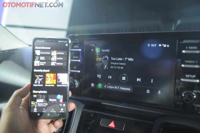 Nyetel musik dari hp, dikoneksikan ke head unit Kia Sonet