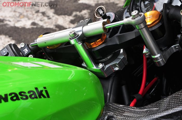 Steering damper terpasang di Kawasaki Ninja ZX-25R pakai braket WR3