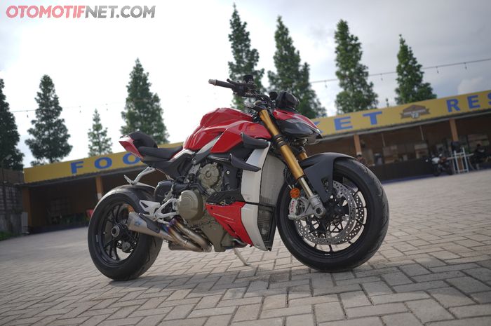 Ducati Streetfighter V4S punya tampilan sport naked yang sangat galak!