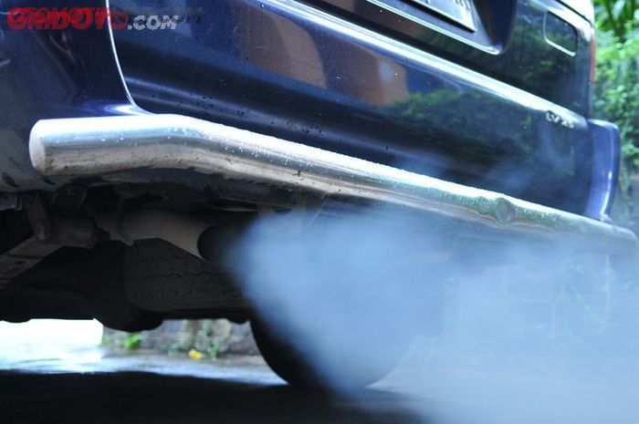 Ilustrasi gas buang (asap Knalpot) mobil sumbang polusi udara di Jakarta