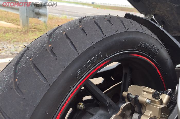 Ban radial terbaru dari IRC yaitu RMC 810 terdapat tulisan &lsquo;radial&rsquo; di dinding bannya