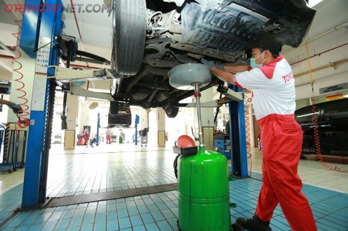 Kuras oli transmisi mobil matik di bengkel