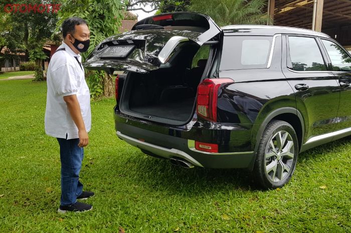 Bonar Pakpahan, Product Expert PT Hyundai Motors Indonesia Mendemonstrasikan Fitur Smart Power Tailgate Hyundai Palisade