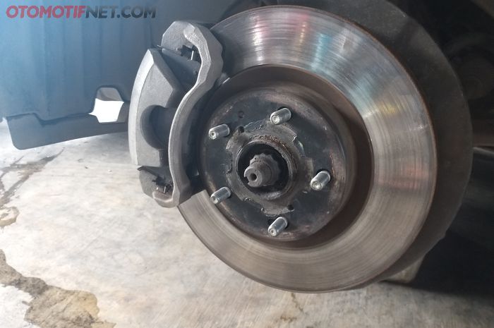 Ilustrasi penggantian bearing roda mobil diesel