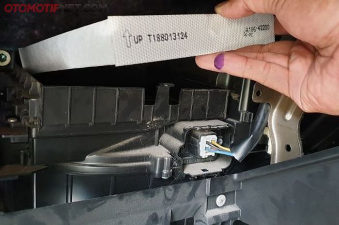 Ilustrasi pemasangan filter kabin Karimun Wagon R