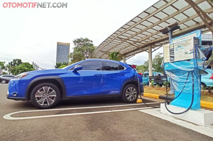 Lexus UX 300e sedang isi daya di SPKLU