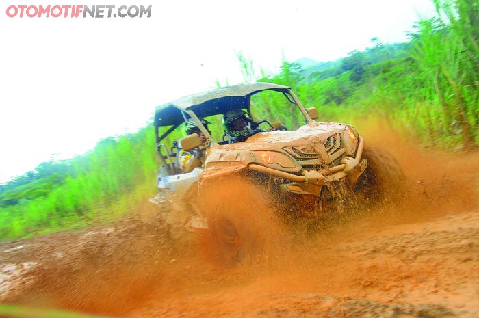 Ilsutrasi sebuah ATV asyik diajak main lumpur tanah