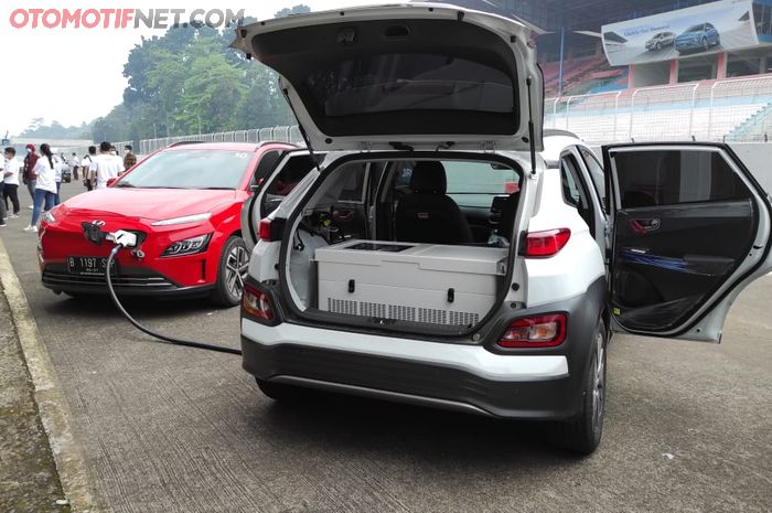 Hyundai Mobile Charging menggunakan konverter untuk menyalurkan listrik dari mobil donor