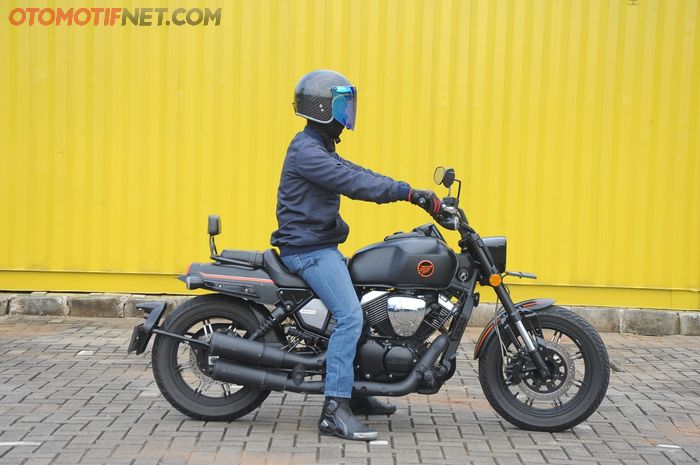 Keeway V250FI punya jok yang empuk dan rendah khas motor cruiser