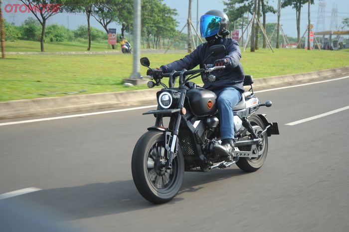 Keeway V250FI dibekali mesin 250 cc v-twin, SOHC 4 katup, pendingin udara, dan 5 percepatan