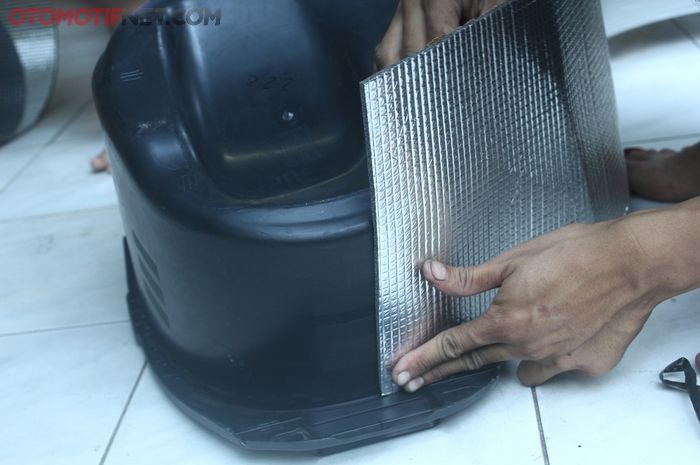 Untuk meredap hawa panas pada bagasi Vespa, bisa pasang peredam panas untuk kap mesin mobil