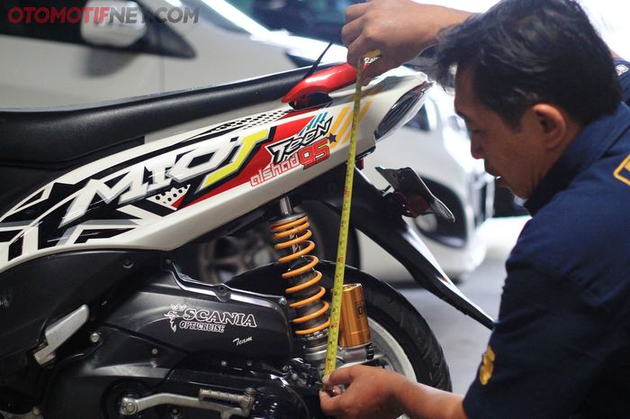 Langkah awal setting SAG dengan mengukur total tinggi sokbreker saat motor diposisikan standar tengah atau tanpa beban