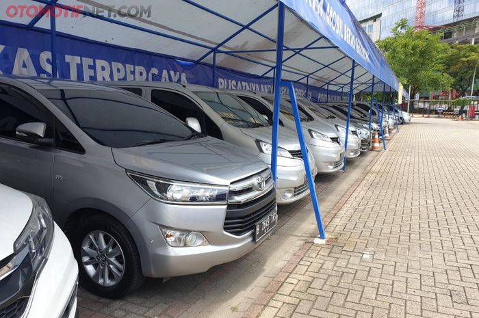 Mobil bekas di showroom Power Auto